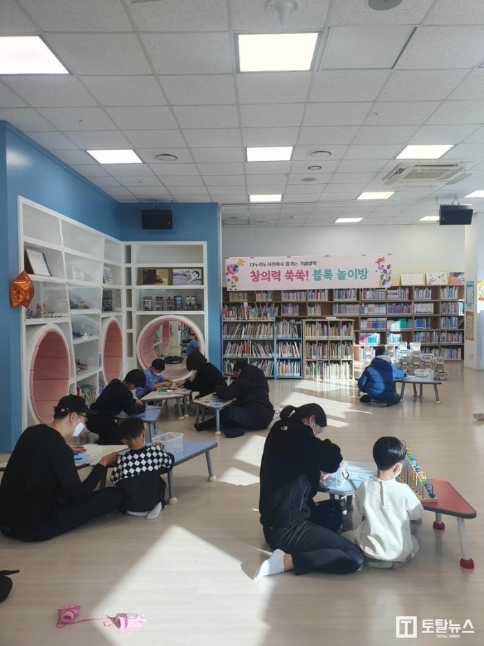 보도2) 단양군립도서관 겨울방학 프로그램 체험하는 어린이.jpg