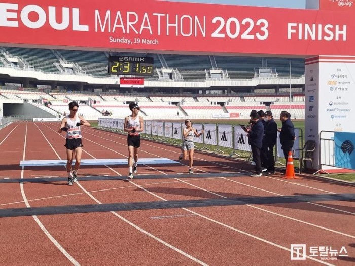230322 충주시청 육상팀 서울마라톤대회 입상3(왼쪽에서 세번째 임예진).jpg